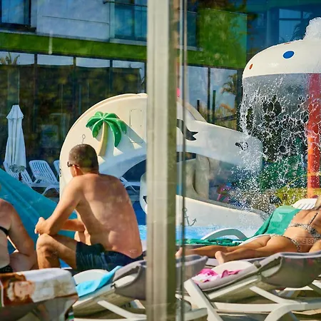 Breeze Pool & Spa Mamaia Nord Apartment