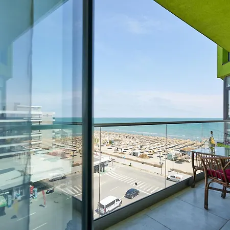 Breeze Pool & Spa Mamaia Nord Apartment