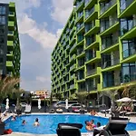 Breeze Pool & Mamaia Nord Apartment 3*
