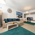 Apartment Breeze Pool & Mamaia Nord 3*