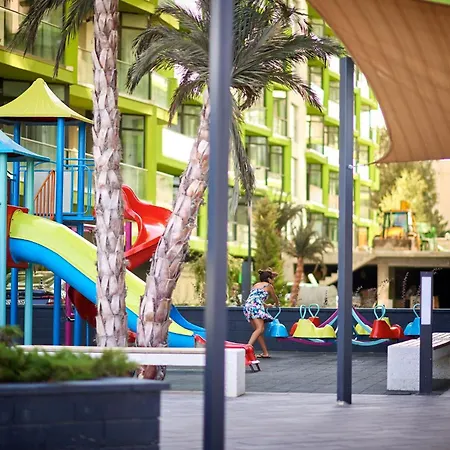 Breeze Pool & Mamaia Nord Apartment 3*