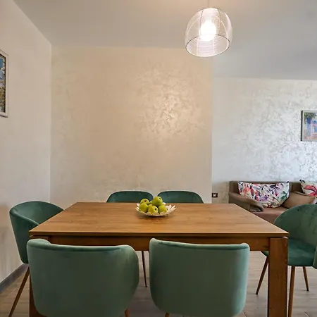 Breeze Pool & Mamaia Nord Apartment 3*