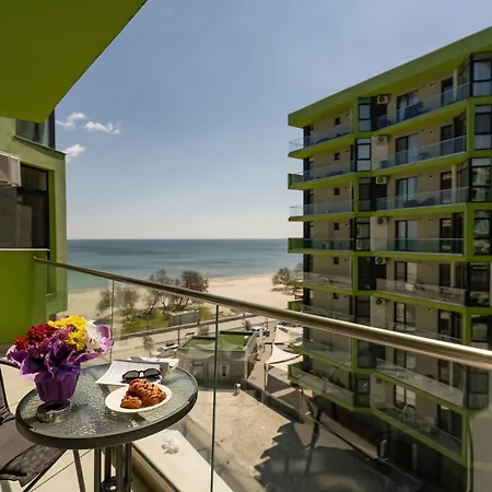 Breeze Pool & Mamaia Nord Apartment 3*