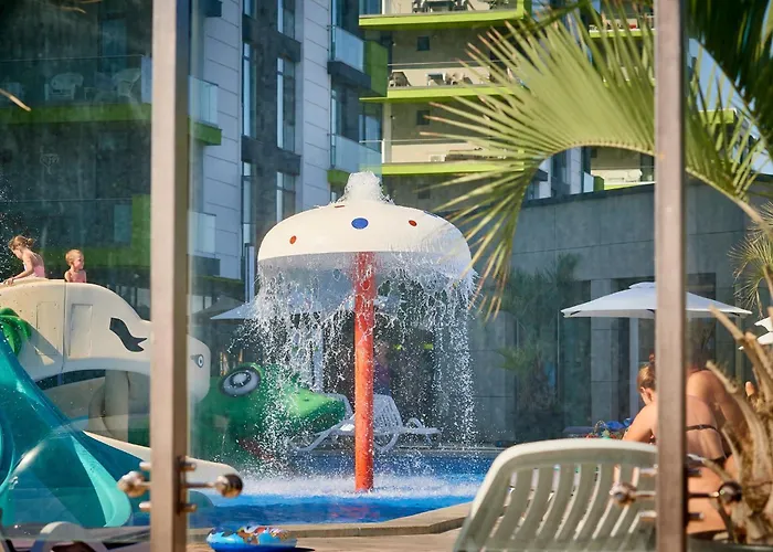 Breeze Pool & Mamaia Nord 3* Năvodari